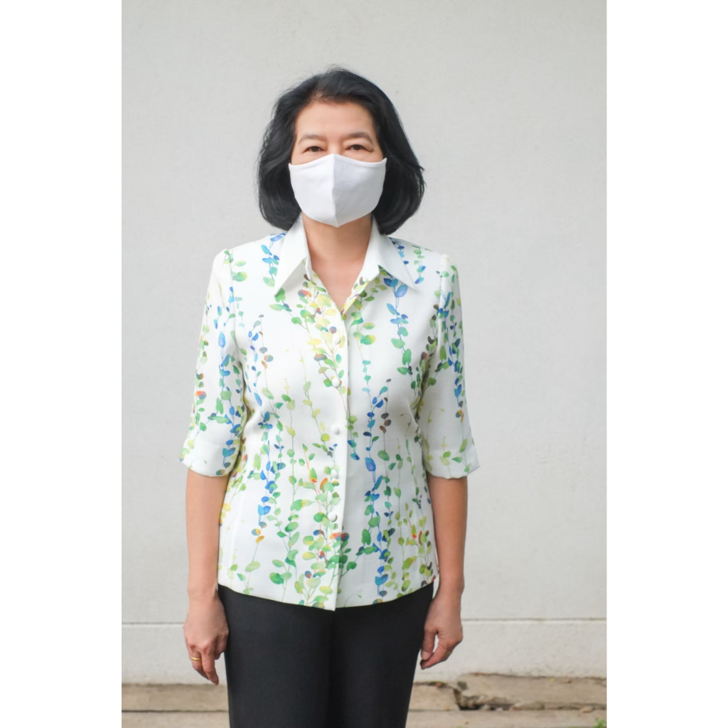 Daris เสื้อเชิ้ตผู้หญิง Woman's shirt เข้ารูป แขนสามส่วน สีขาวใบไม้ ลายทั้งตัว