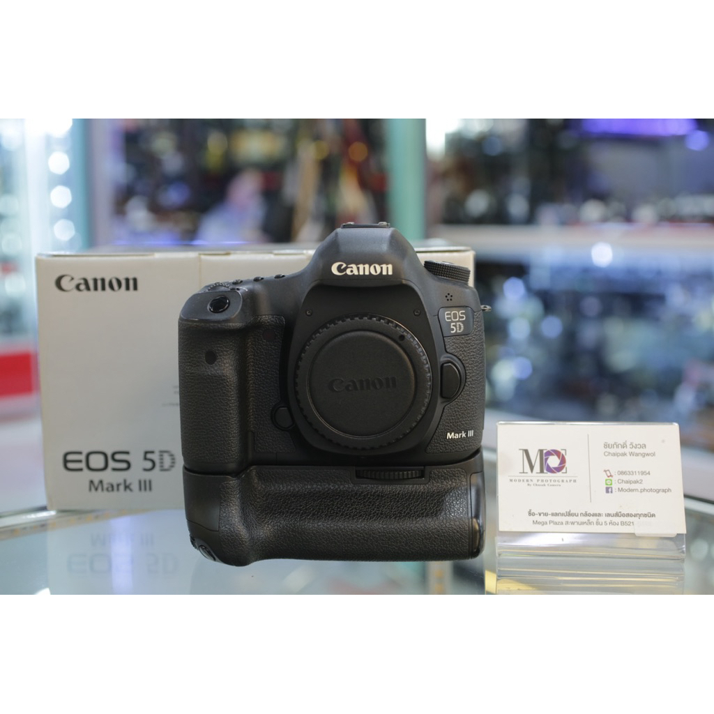 Canon EOS 5D Mark III & Canon BG-E11