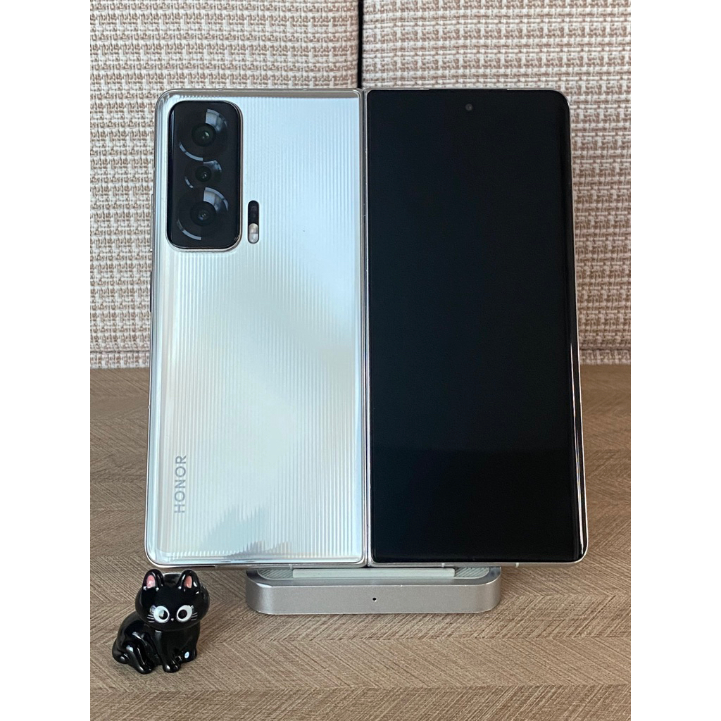 Honor Magic V 12/256 GB ~ Snapdragon 8 Gen 1~ triple camera 50MP ~ AMOLED 120Hz ~ Original flagship 