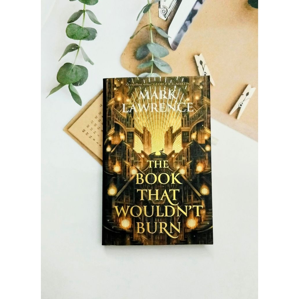 (มือสองสภาพดี) The Book That Wouldn’t Burn by Mark Lawrence