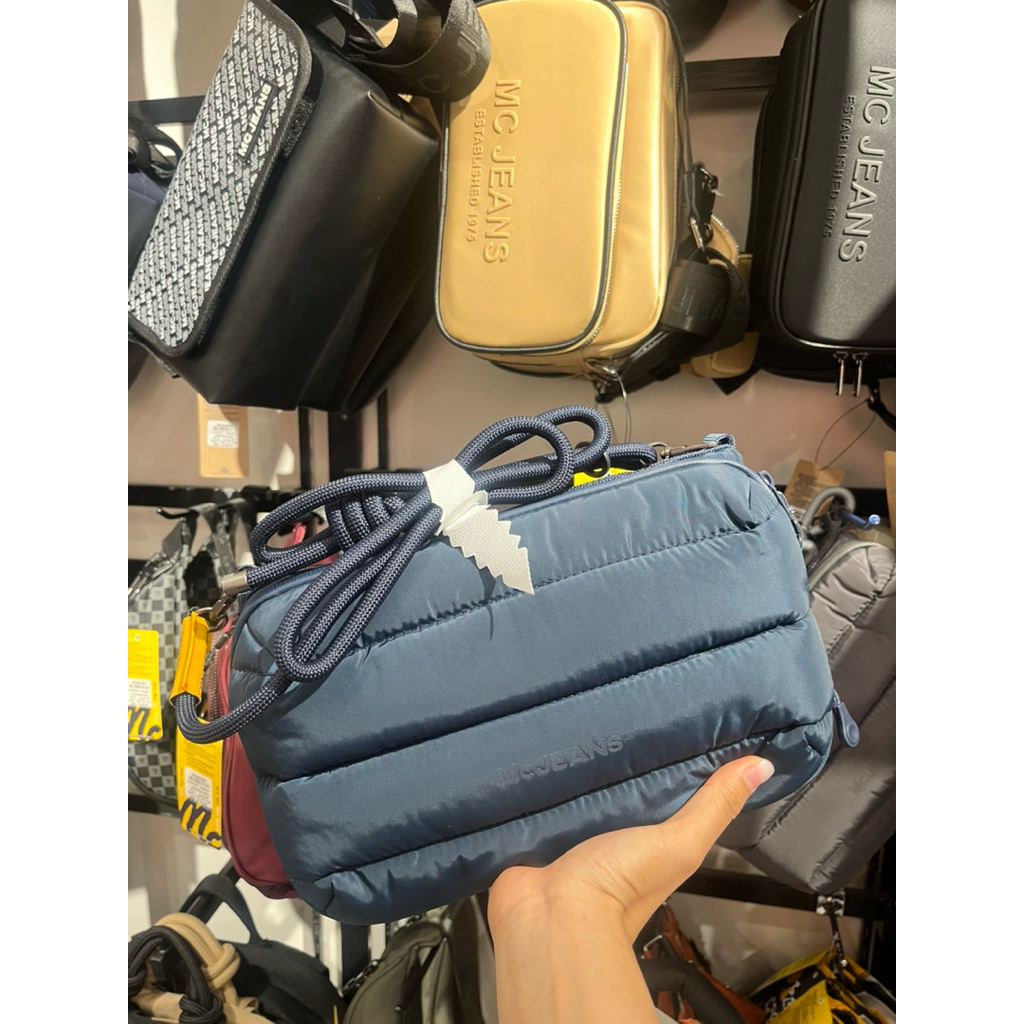 การันตีของแท้✅ พร้อมส่ง MC JEANS (แม็คยีนส์)กระเป๋าสะพายข้าง Crossbody สีกรมท่า รุ่นฮิต มีบริการเก็บปลายทาง พร้อมถุงช้อป