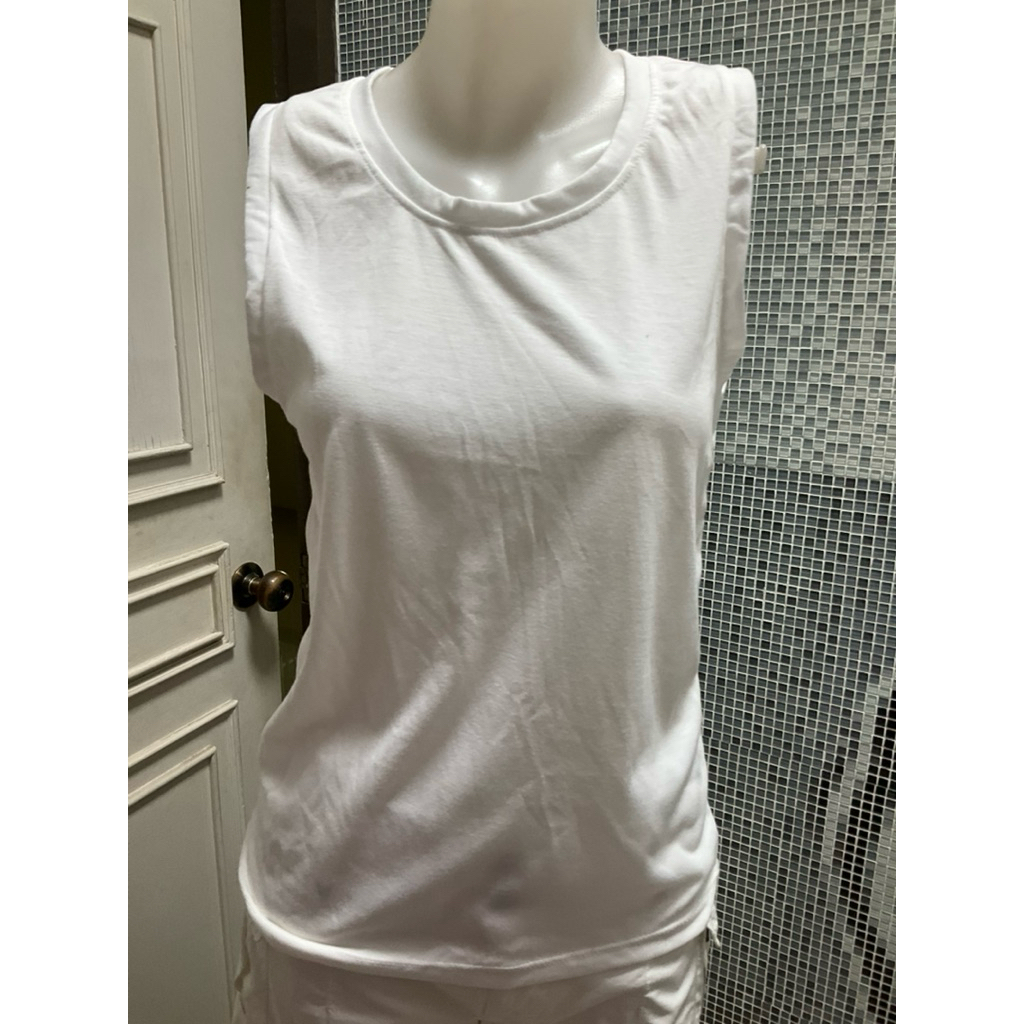 เสื้อยืดคอกลมแขนกุด สีขาว AMFINE SABUY อก 32 ยาว 24 นิ้ว 50 บาท