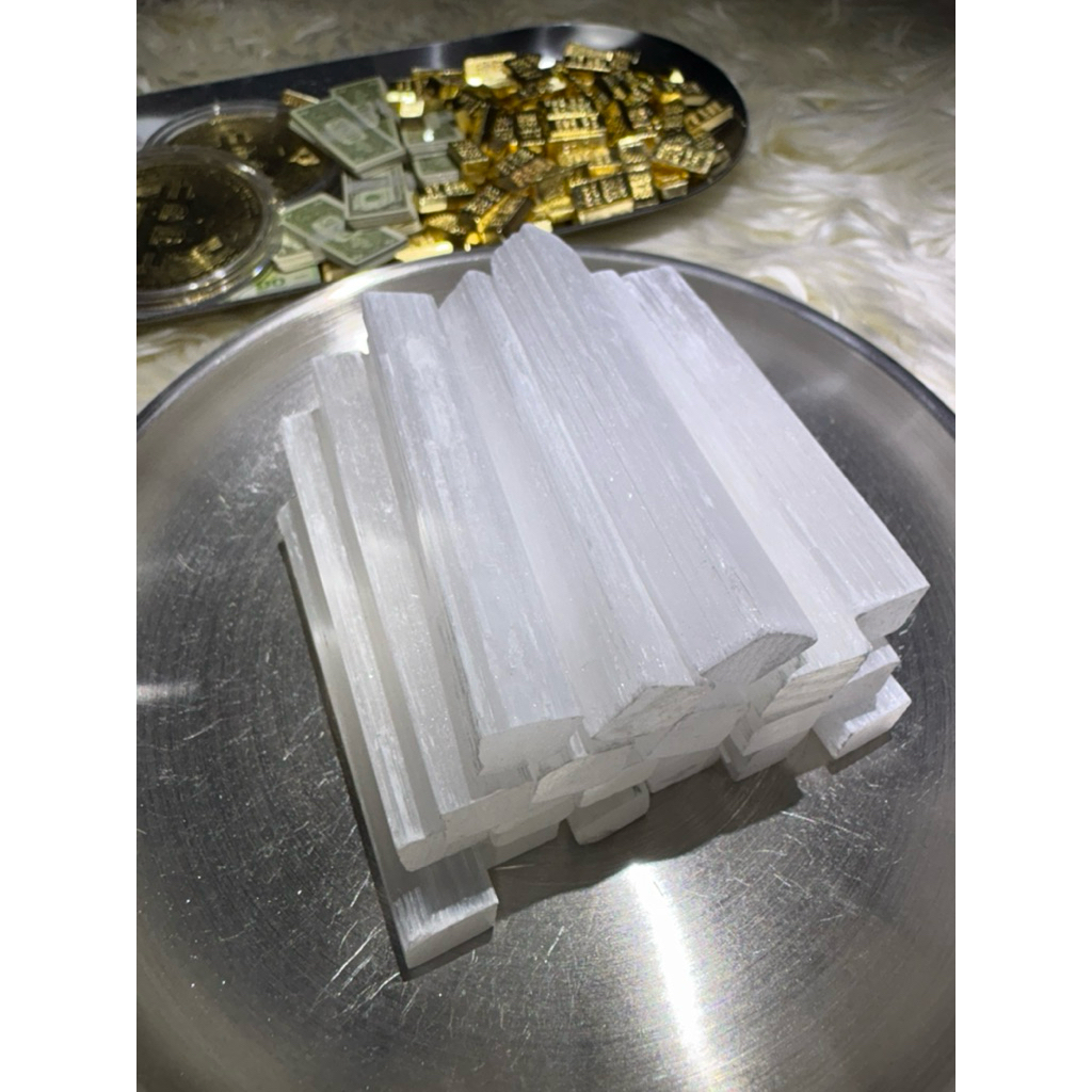 เซเลไนต์ (Selenite) เป็นหินพลังงานบริสุทธิ์สูงที่ขึ้นชื่อเรื่องการ "ล้างพลังงานลบ" (Cleansing)