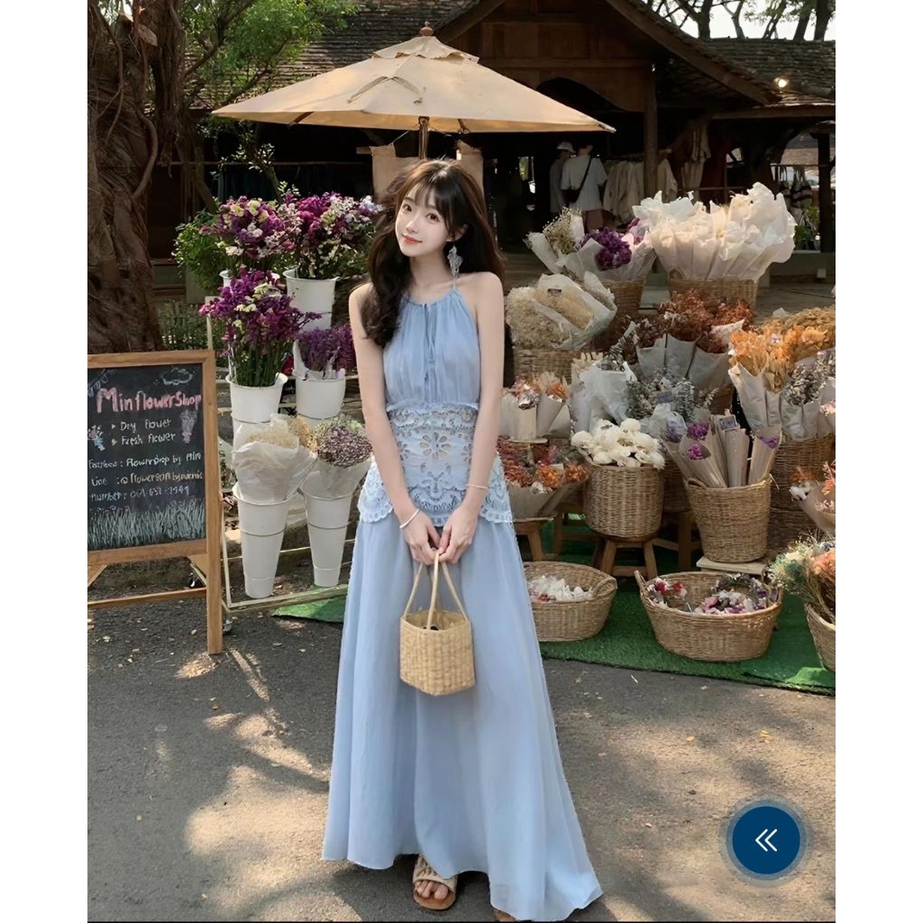 เดรสสายคล้องคอยาวสไตล์รีสอร์ตริมทะเลแต่งลายปัก ลุคหรูดูแพงทรงเข้ารูปช่วงเอว ใส่แล้วดูสวยโดดเด่น สง่างามมาก