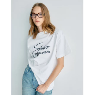 STUDIO UNKNOWN - Signature Script T-Shirt เสื้อยืดแบรนด์ดีไซน์ตัวเขียนสกรีนด้วยเทคนิค DFT