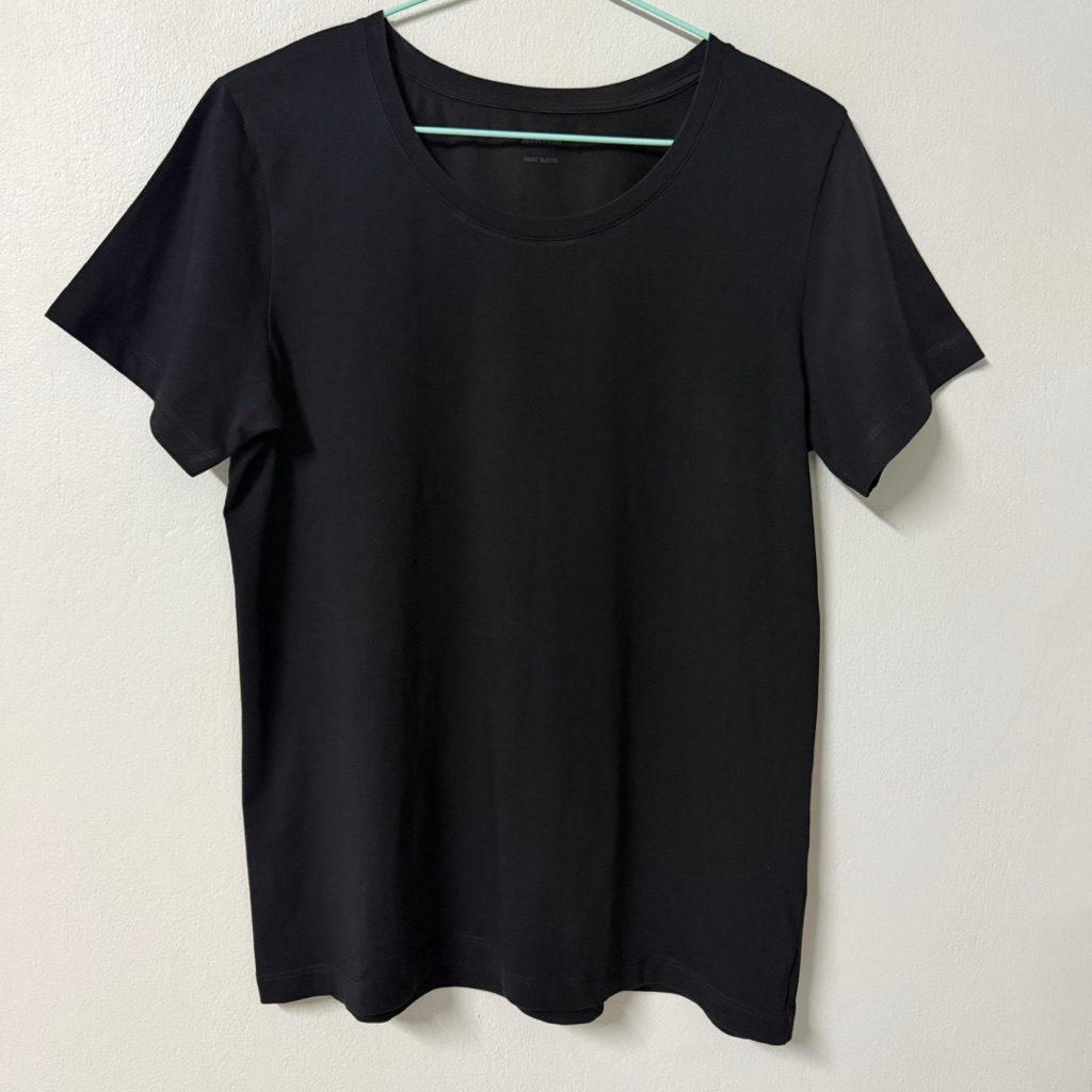 Uniqlo Airism Short  Sleeve เสื้อคอกลมสีดำ/ สีเขียว ผ้าระบายอากาศได้ดี เนื้อผ้านุ่ม เสื้อมือสอง
