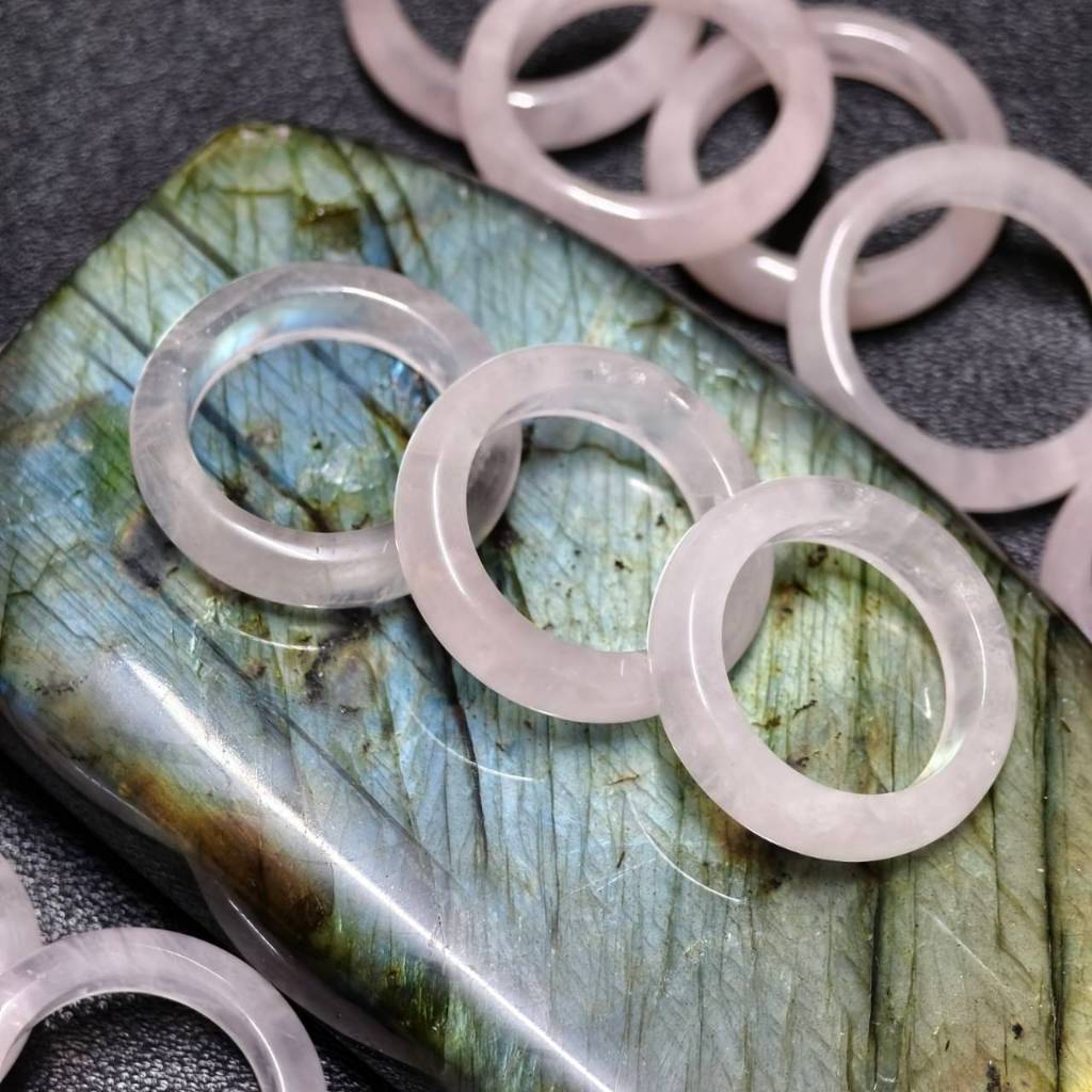แหวนหินโรสควอตซ์ทรงปลอกมีด (Rose Quartz) หินแห่งความรัก