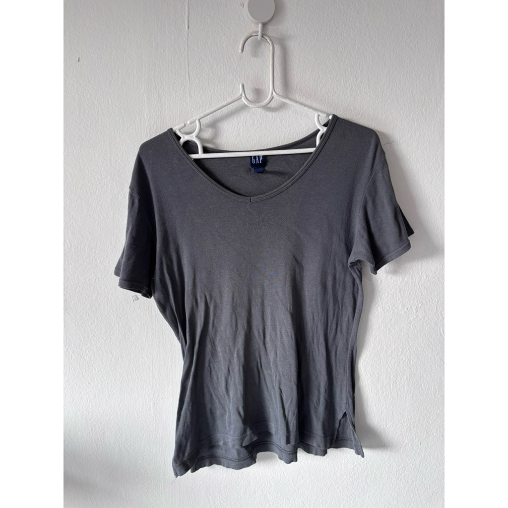 เสื้อยืด คอวี สีเทาเฃ้ม Gap M เสื้อคอตตอน100% อก38-40 ยาว24 มือสองสภาพดี