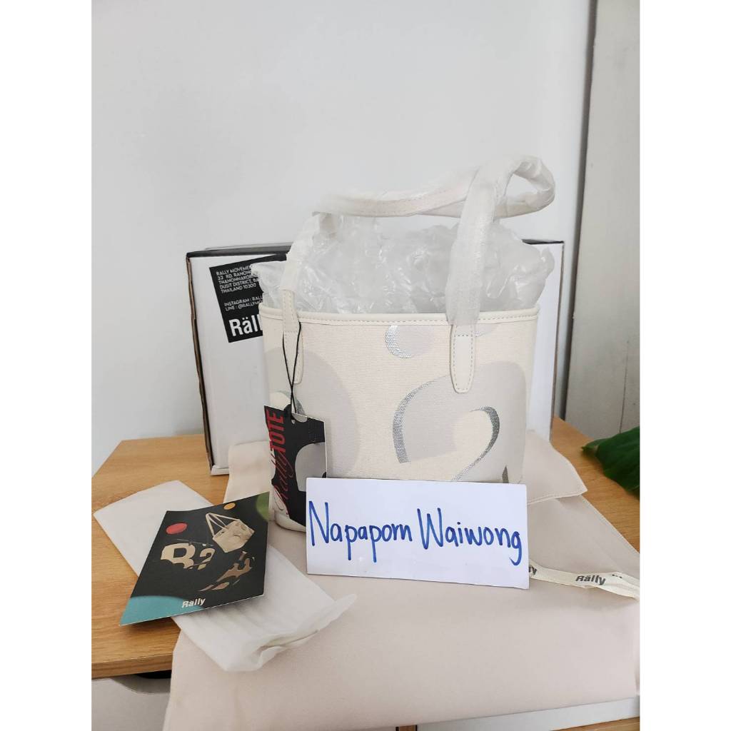 มือ 1 แกะเช็ค ☃️❄️𝑹𝒂𝒍𝒍𝒚 𝒎𝒊𝒏𝒊 𝒄𝒊𝒕𝒚 𝒕𝒐𝒕𝒆 🤍 ❄️𝑺𝒏𝒐𝒘 กระเป๋า  แรลลี่ maison merge garmenti coziibag atreasurebox