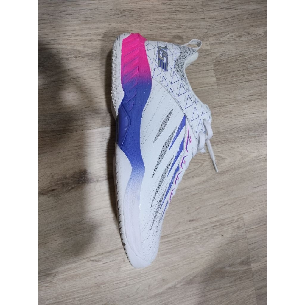 รองเท้าแบดมินตัน venson vs6000 สีขาว