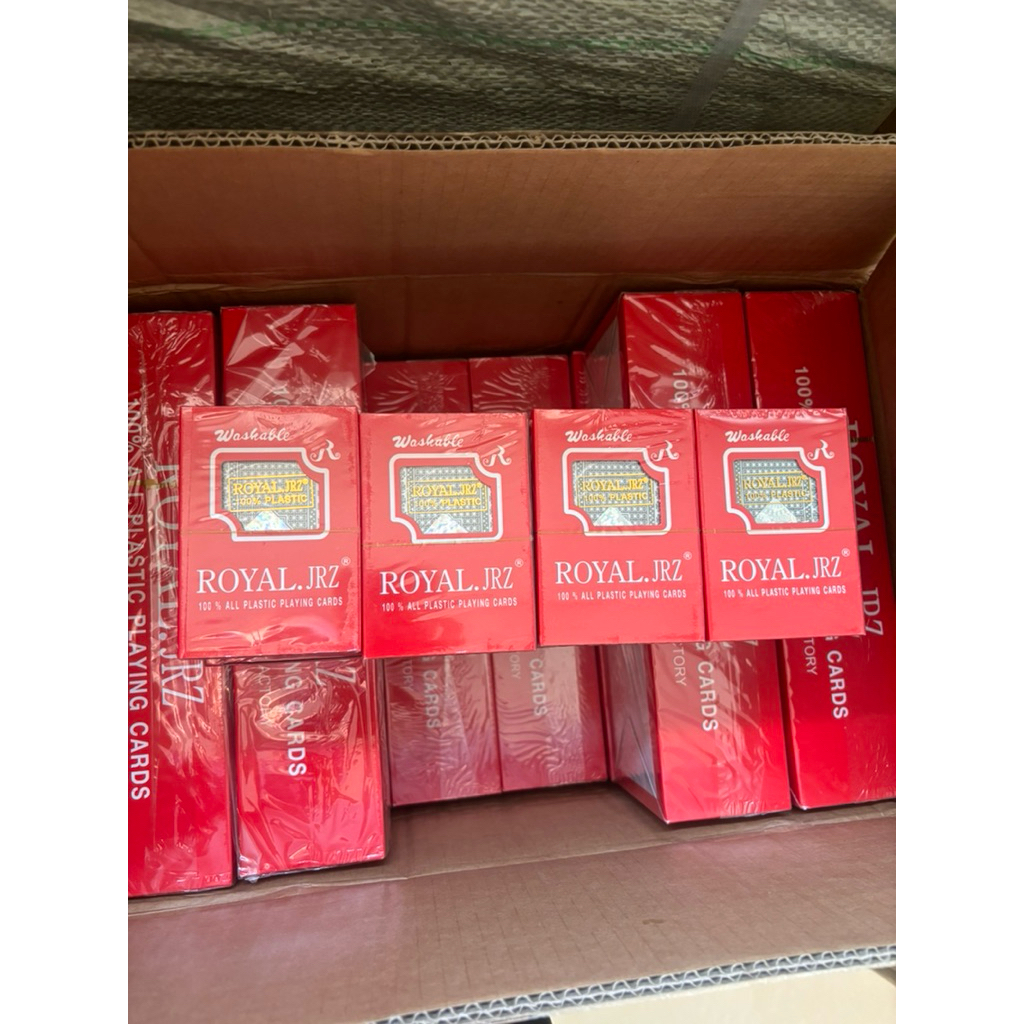 พร้อมส่ง เกมส์การ์ดขอบขาวROYALใบใหญ่ เกมส์ตัวเลขฝึกสมอง ชนิดพลาสติกอย่างดี พร้อมตลับ (12สำรับ)