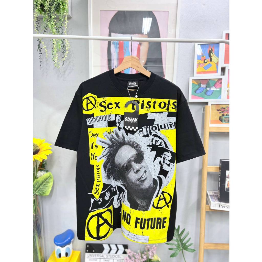 QUEEN Cotton เสื้อยืดคอตตอนโอเวอร์ไซส์ ลายกราฟิก Sex Pistols อก44-46 ผ้านุ่ม ใส่สบาย ใส่ได้ทั้งหญิงชาย ราคา ถูกที่สุด ดีลบีเคเค