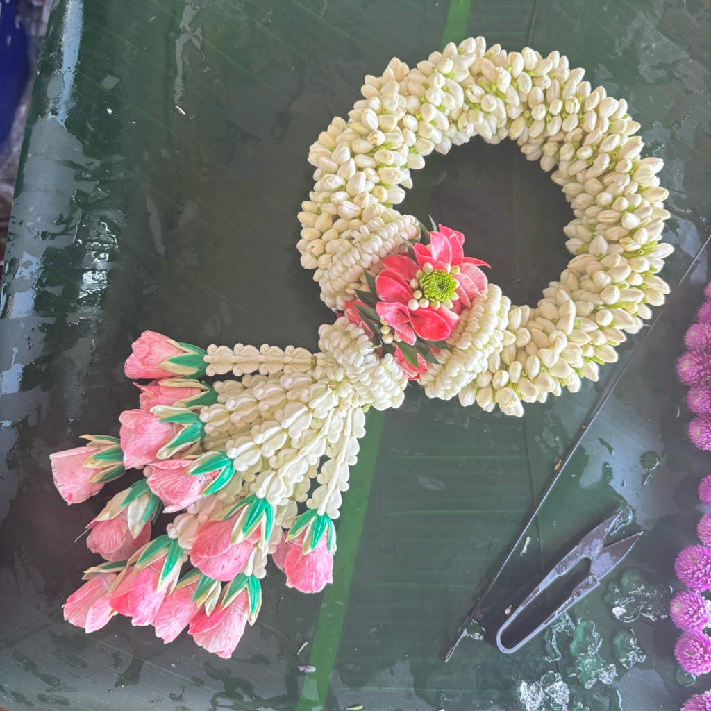 พวงมาลัยมะลิหอมทรงเกรียวคาดชมพูอุบะขาชมพูสวยมาก