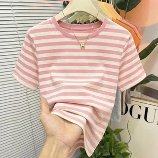 เสื้อยืดแขนสั้นลายทางสไตล์ใหม่สำหรับฤดูร้อน ทรงเข้ารูปช่วงไหล่ตรงช่วยให้ดูผอมเพรียว คอทรงกลม เนื้อผ้าบางเบา เสื้อผู้หญิง