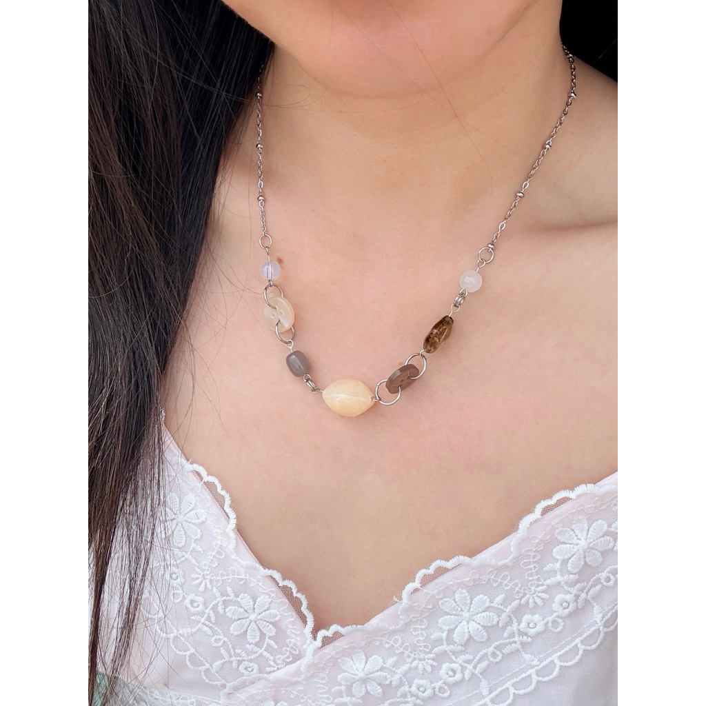 Lookpaadcollections - Ocean Necklace สร้อยคอลูกปัดสลับกับกระดุมโทนสีทราย ทะเล