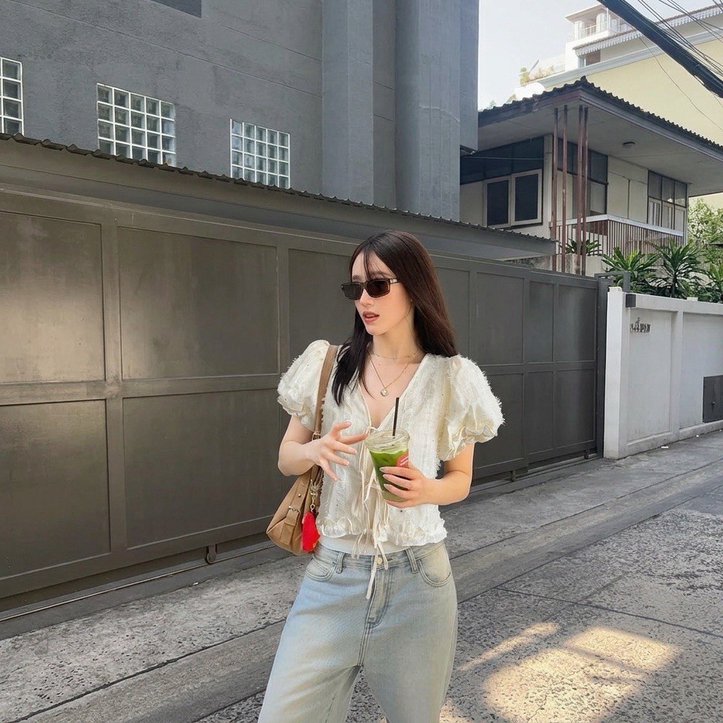เสื้อครอป สีครีม/ดำ ผ้าชีฟองแทรกด้วยลูกไม้ ดีเทลผูกโบว์ด้านหน้า แขนพองสม็อค (Black/Creme Anny)