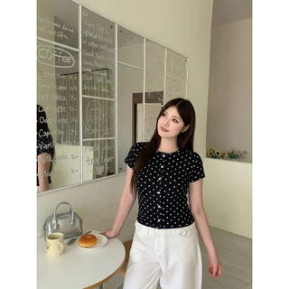B&R พร้อมส่ง เสื้อยืดแขนสั้นผู้หญิงลายจุด ไซส์ใหญ่ ครอปทอ ทรงกระชับ มีปุ่มด้านหน้า สไตล์เกาหลีน่ารัก