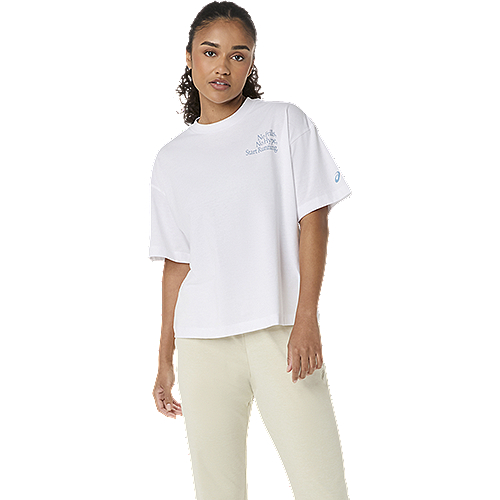 ASICS :  2032D384.100 RUNNER MESSAGE GRAPHIC RELAXED TEE WOMEN เสื้อคอกลมผู้หญิง