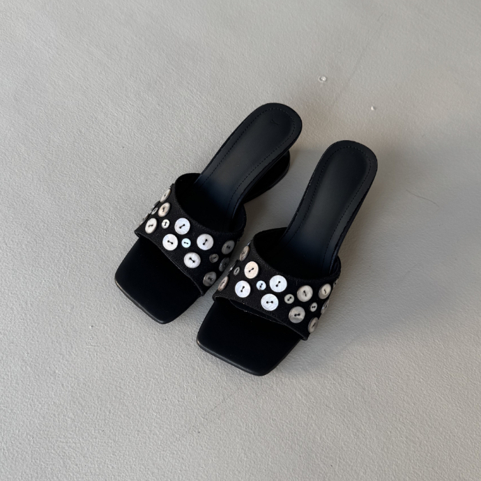 Button Muse Sandals - รองเท้าส้นสูงปักกระดุม