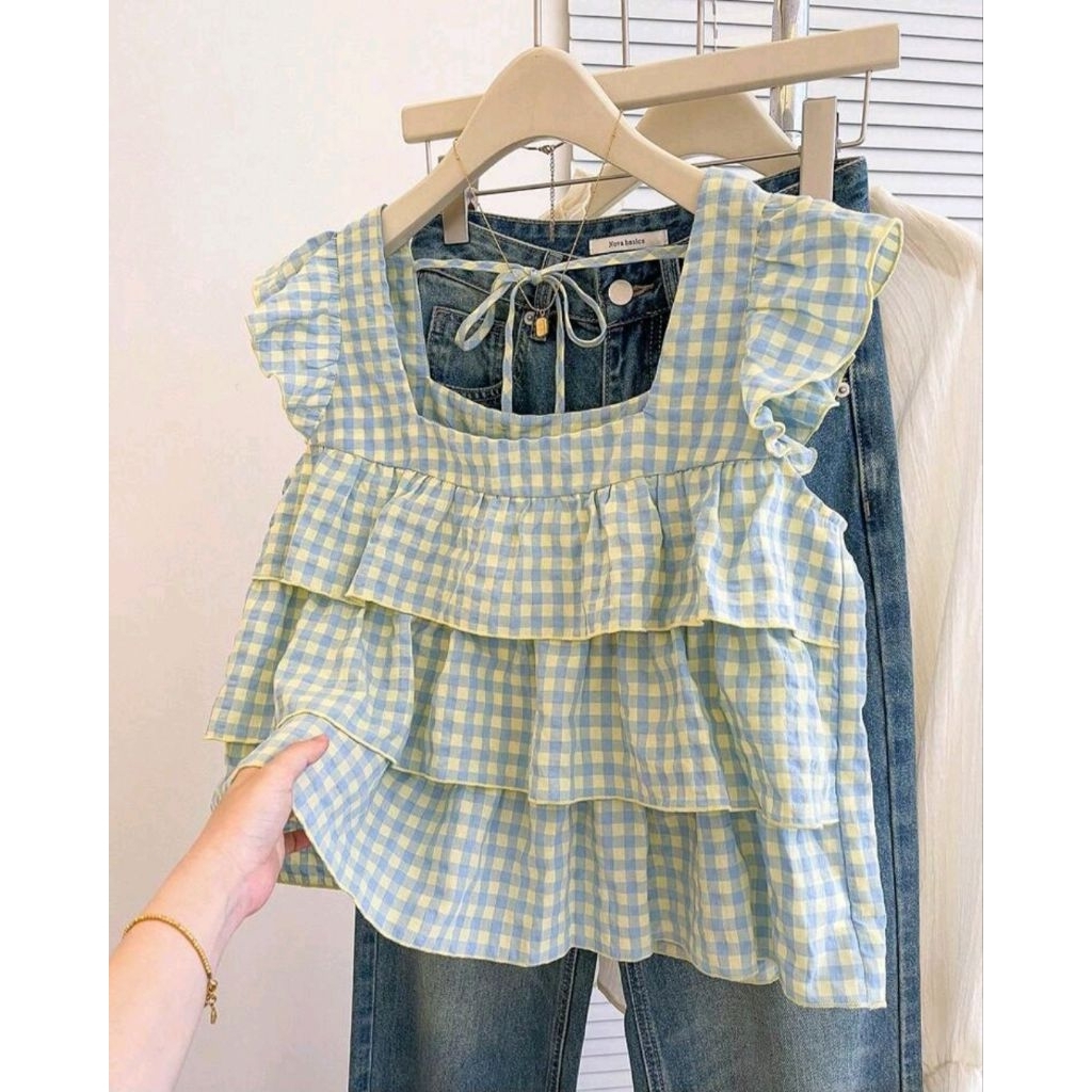 เสื้อเบลาส์ผู้หญิง แขนยาว แต่งระบายน่ารัก สำหรับฤดูร้อน​