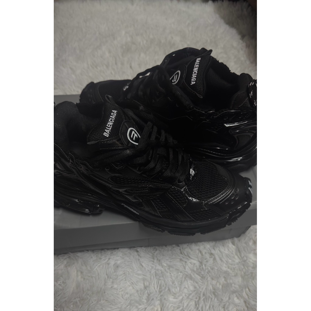 Balenciaga runner size 43