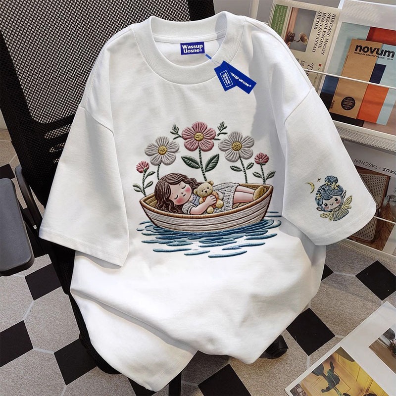 พร้อมส่ง เสื้อยืดผู้หญิงโอเวอร์ไซส์สีขาว ลายการ์ตูนเด็กผู้หญิงเรือดอกไม้ สไตล์เกาหลีคาวาอี้ แฟชั่นฤดูร้อน Unisex ﻿ 4.29