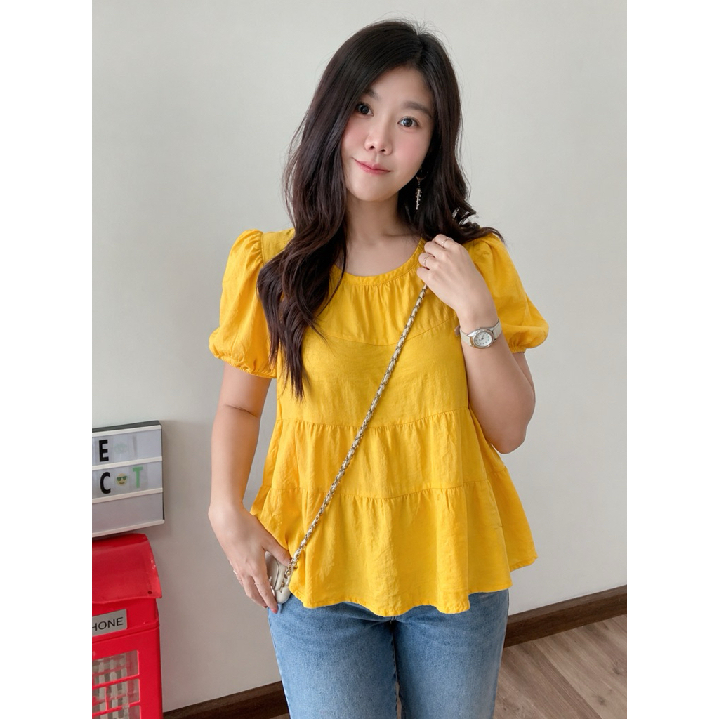 เสื้อคอกลม แต่งระบาย 3 ชั้น แขนตุ๊กตา เนื้อผ้าดี ผ้านุ่ม แมทช์กับยีนส์แล้วสวยมากผ้าคอตตอน