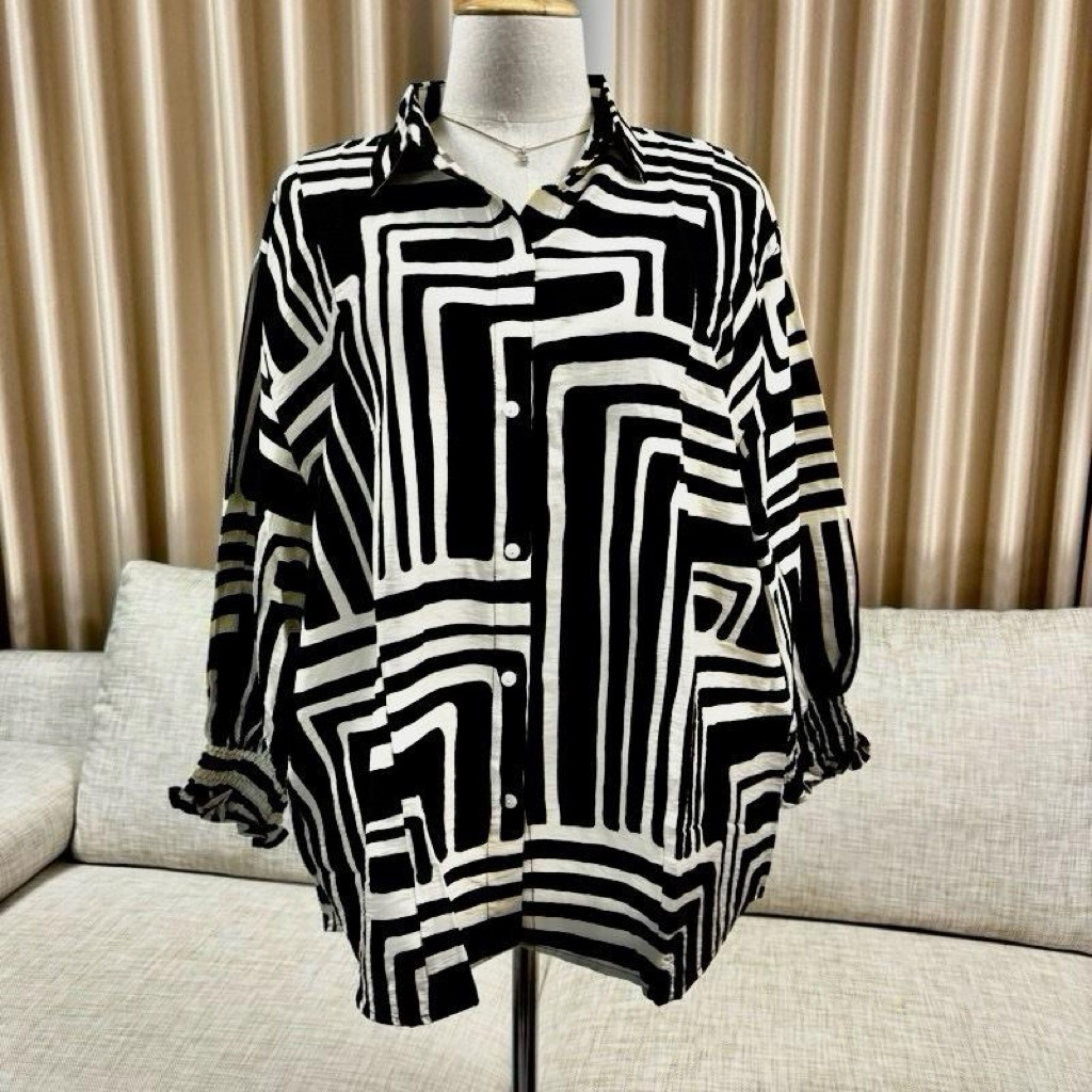 เสื้อเชิ้ตแขนยาวแต่งจั้มแขน อก 54 นิ้ว ยาว 30 นิ้ว วงแขน 26 นิ้ว ผ้าไหมอิตาลีพิมพ์ลาย