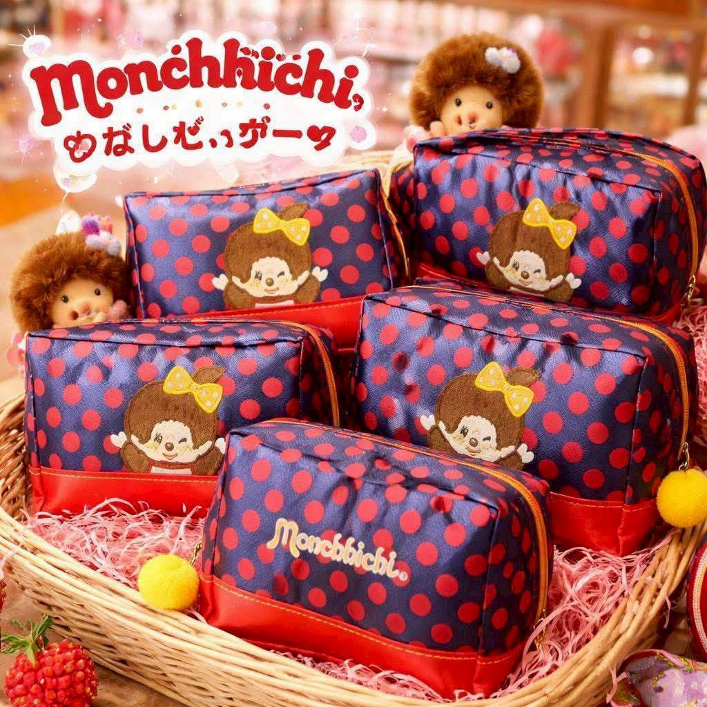 กระเป๋าใส่เครื่องสำอางค์ Monchhichi งานญี่ปุ่น พร้อมป้ายห้อย ขนาด 16×7×11cm  มี 2 แบบ ราคา 279 บาท