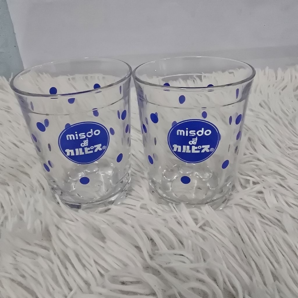 แก้วน้ำ แก้วน้ำใบนี้เป็นสินค้าที่ระลึกจากความร่วมมือระหว่าง Mister Donut (misdo) และ Calpis ของประเท