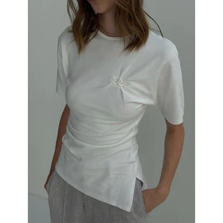 STUDIO UNKNOWN - SSS01 Riley Cinched Top เสื้อยืดตกแต่งปักจับจีบบริเวณช่วงอก
