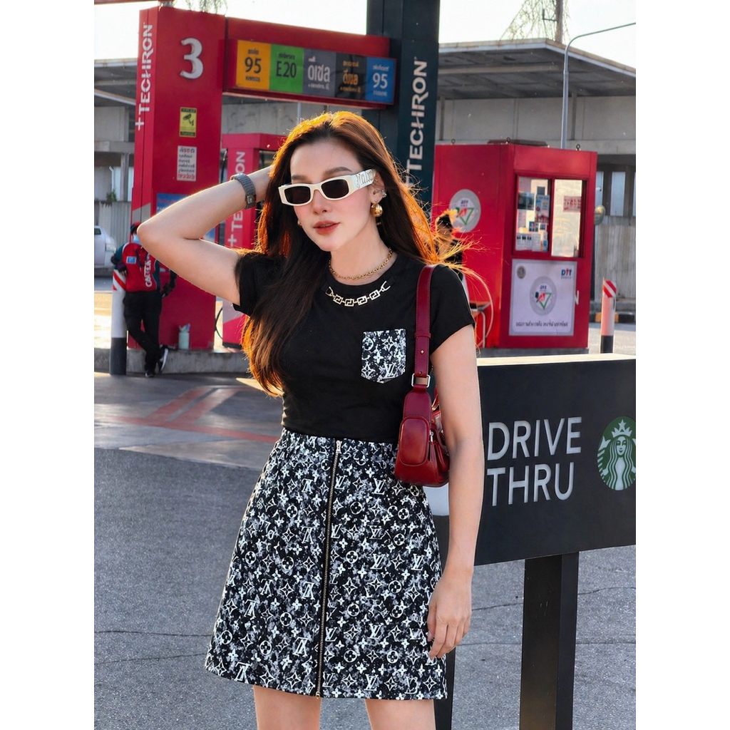(ปกติ มี s,l,4xl) ชุดยีนส์ เสื้อยืด+กระโปรงยีนส์ ซิปหน้า งานป้าย sn brand