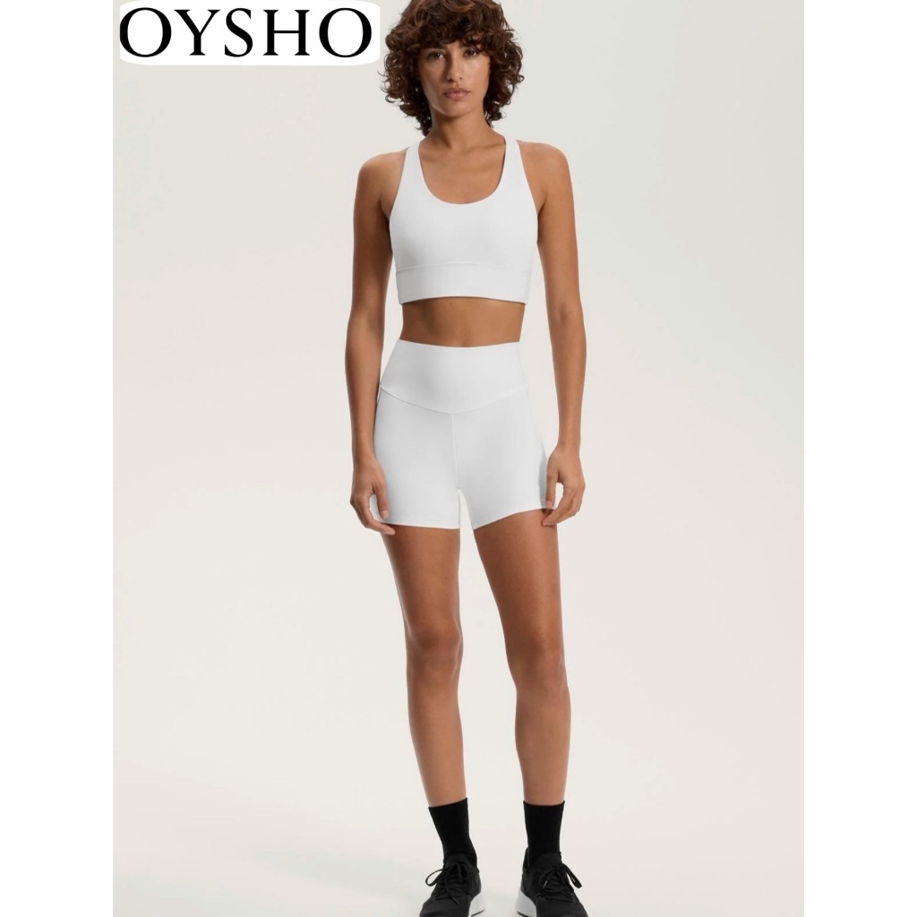 กางเกงขาสั้นทรงเอวสูงสีขาวผ้าโพลีอะไมด์ เอวด้านหลังมีช่องกระเป๋าเล็กๆ เป้าทรงสามเหลี่ยม เนื้อผ้าหนาสองชั้นยืดได้เยอะ