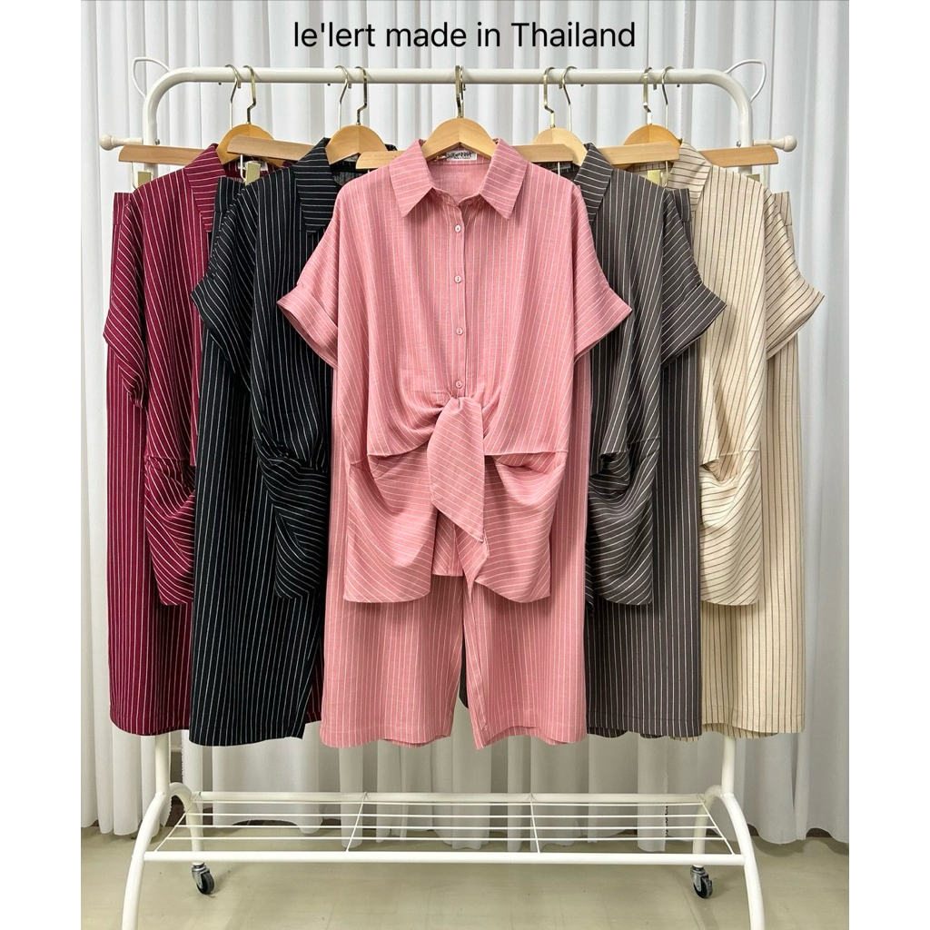 ชุดเซ็ทผ้าลินินสลาฟลายริ้วดีไซน์เสื้อคอปกมีกระดุมหน้า แต่งผูกโบว์ สามารถปรับขนาดได้ ช่วยพรางหน้าท้อง เก็บทรงสวย