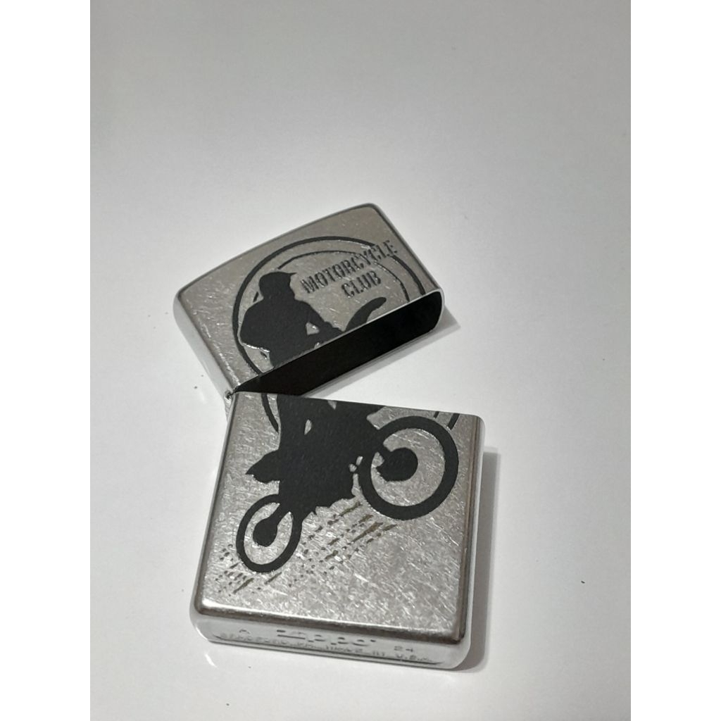 อะไหล่เฉพาะถังนอก zippo ขนาดมาตรฐาน  สีเงินผิวโครเมี่ยม ลายแบบสกรีน รูปมอเตอร์ไซค์วิบาก ของใหม่ไม่ผ่