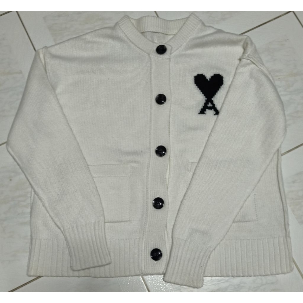 Ami cardigan 2 กระเป๋า สีขาว โลโก้ดำ