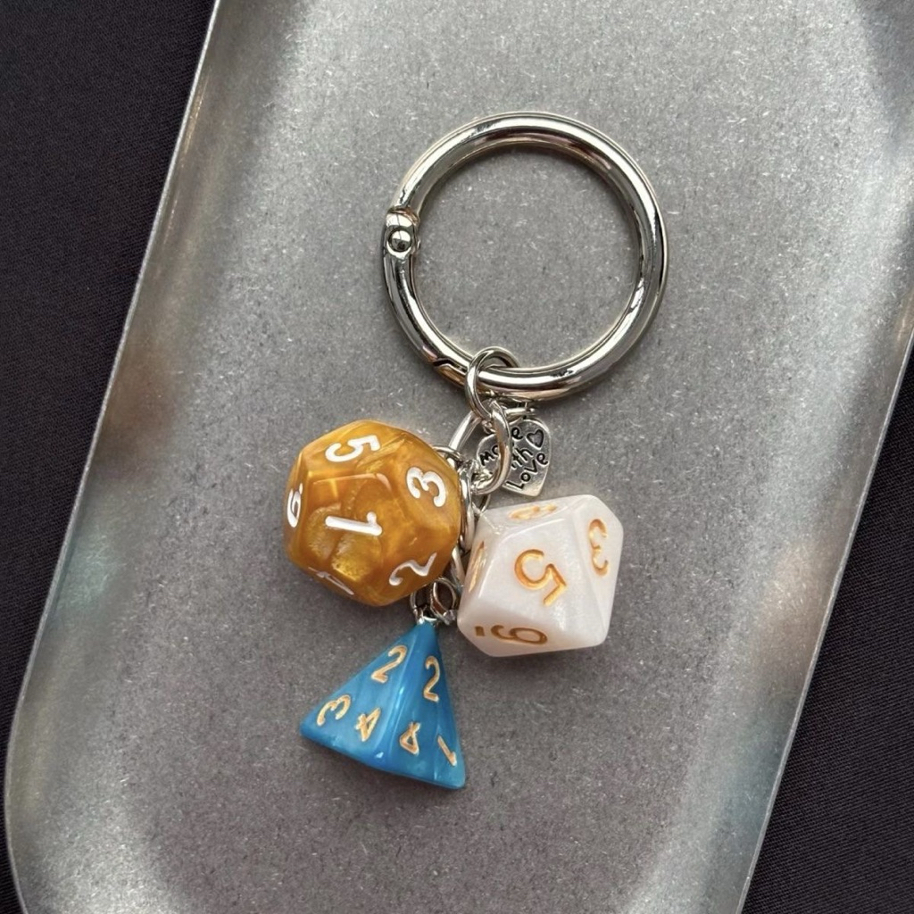 [ส่งจากไทย] พวงกุญแจลูกเต๋า แฟชั่น หลากสี เครื่องราง ห้อยกระเป๋า Keychain