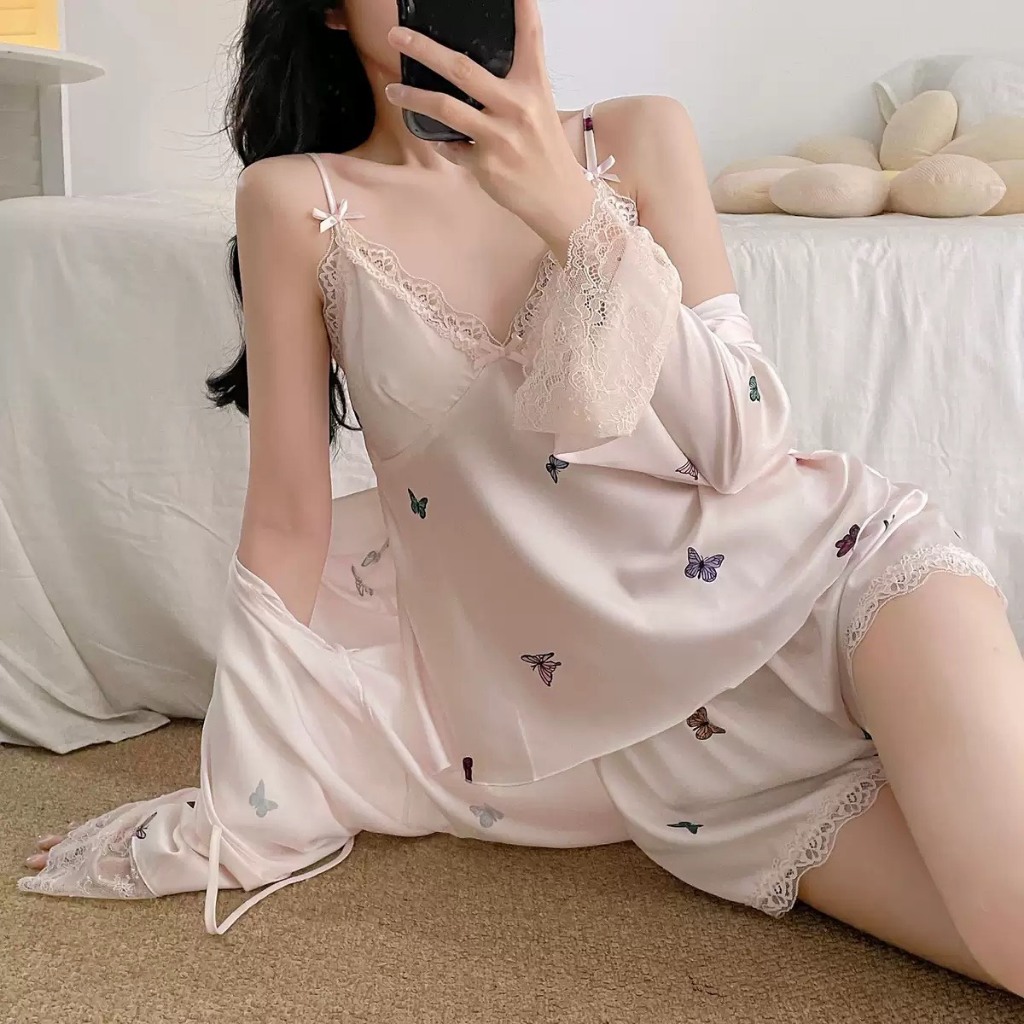 ชุดนอน ขอบลูกไม้ลายผีเสื้อ พลัสโซส์ (M-XL) วัสดุหลาดไหมน้ำแข็ง สไตล์สลิงและกางเกงขาสัน มาใหม่2026#DB050B