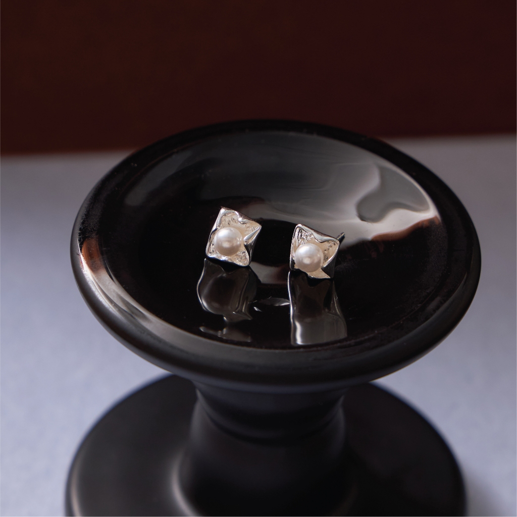 earika.earrings - baroque square pearl ต่างหูไข่มุกสี่เหลี่ยม วัสดุเงินชุบทองคำขาว เหมาะสำหรับคนแพ้ง่าย