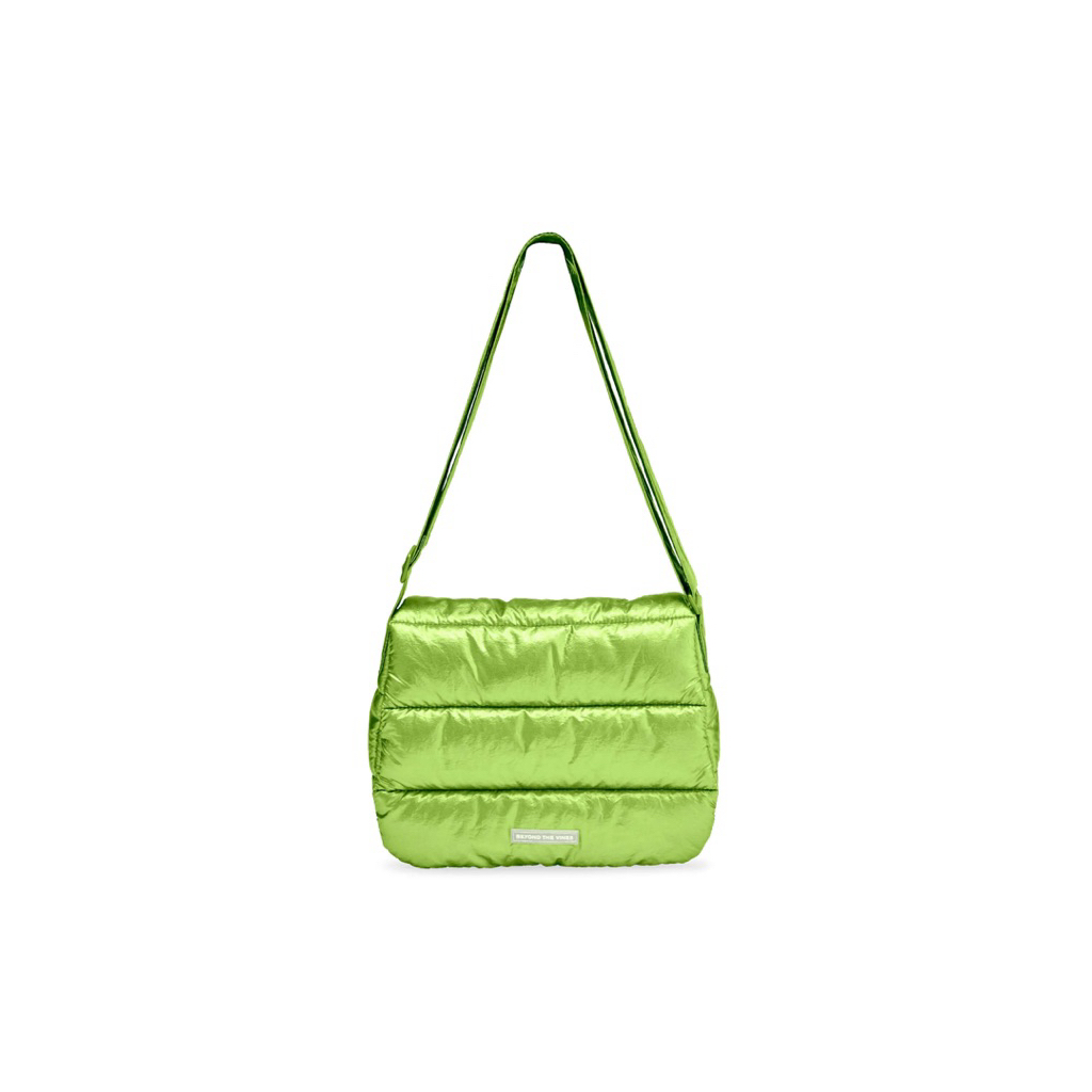กระเป๋า beyond the vines รุ่น Metallic Poofy Bag สีเขียว