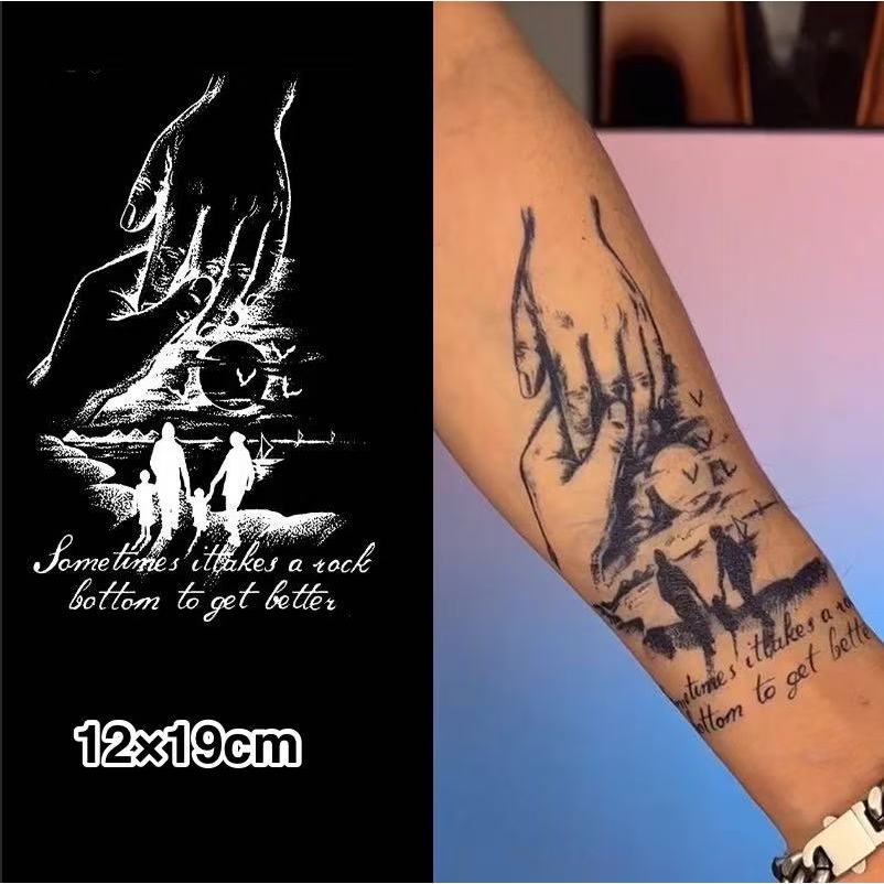 ส่งCODในไทย Magic Tattoo สติ๊กเกอร์แทททูลายครอบครัวสามคนจับมือกันเหมือนสักจริง กันน้ำ ไม่เจ็บผิว ติดทนนาน15 วัน