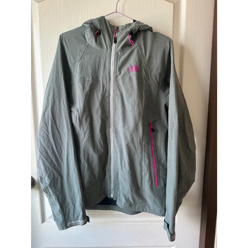 เสื้อกันหนาว the north face แท้!! มือสอง Hyvent 2.5L อก 42 ยาว 25 ตำหนินิดหน่อยตามคลิป