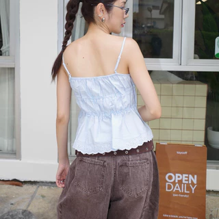 AMUSE BKK - Lazy Top เสื้อสายเดี่ยวแต่งระบายลูกไม้ ดีไซส์เลเยอร์ ผ้าคอตตอล สไตล์น่ารัก