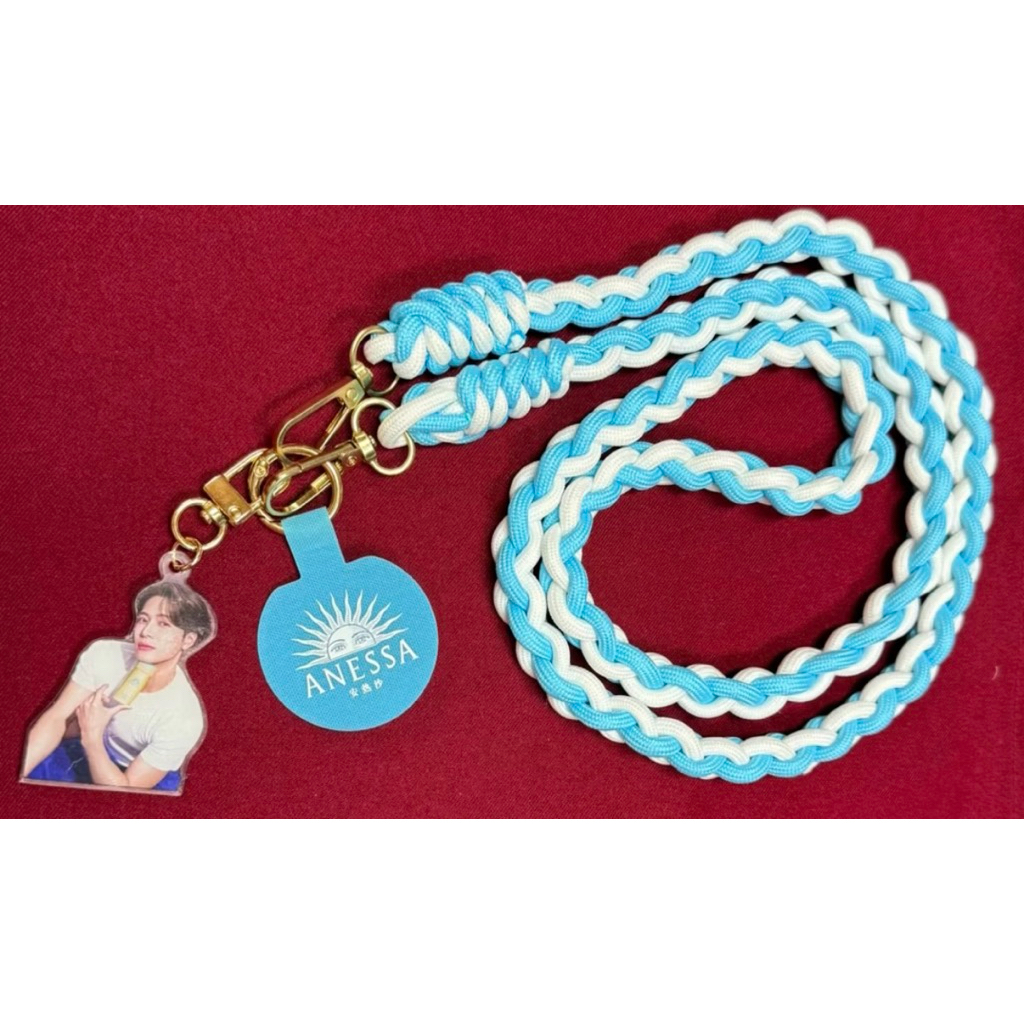 สายคล้องมือถือ Anessa x Jackson Wang รุ่น Limited จาก King Power สีฟ้าขาว (พร้อมพวงกุญแจอะคริลิค)