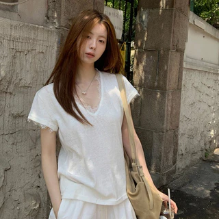 cherryshop พร้อมส่ง เสื้อยืดคอวีแขนสั้นผสมลูกไม้สีขาวใหม่สำหรับผู้หญิงฤดูร้อน ลำลองหลวมๆ นุ่มและใส่สบาย