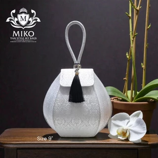 Miko กระเป๋าถือ สีบรอนซ์เงิน และสีออฟไวท์ สีขาว ผ้าไทย