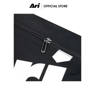 ARI ESSENTIAL SACOCHE BAG - BLACK (AHW1740-01) กระเป๋า สะพายข้าง อาริ สีดำ