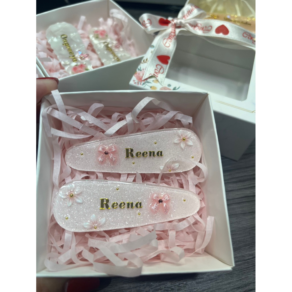 ✨ งานขายดี ✨ กิ๊บติดชื่อ ตกแต่ง พร้อมกล่อง 🎁 รอไม่นานนะคะ