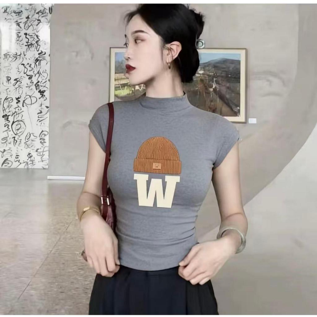 พร้อมส่งในไทย** เสื้อคอสูงรัดรูป สกรีนลายด้านหน้า มีหลายขนาด Y335