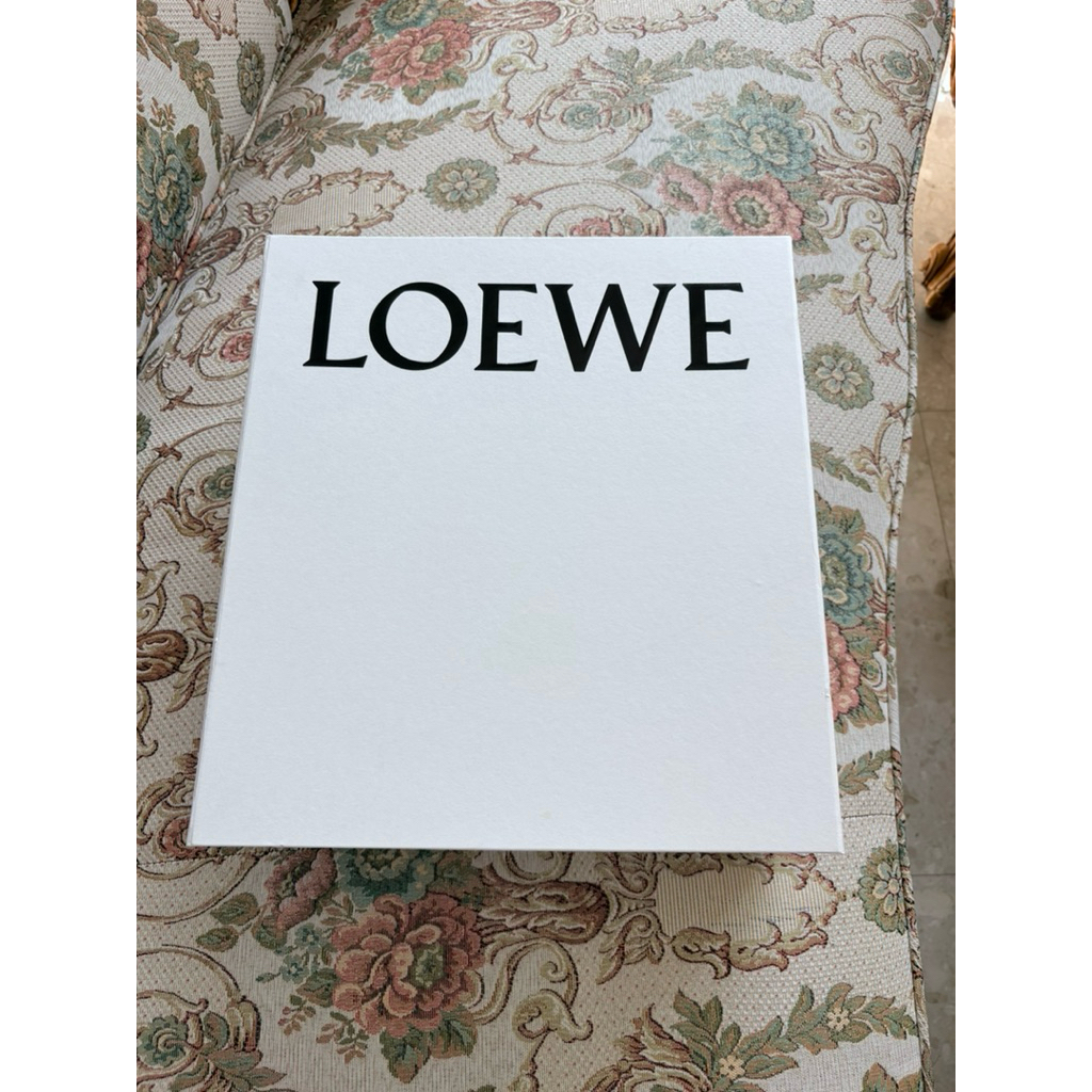 กล่องใส่รองเท้าแท้100%จาก Loewe มี2สีคะ